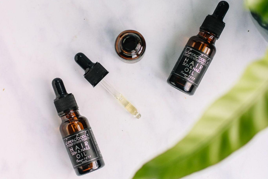 Две стеклянные бутылки масла для волос