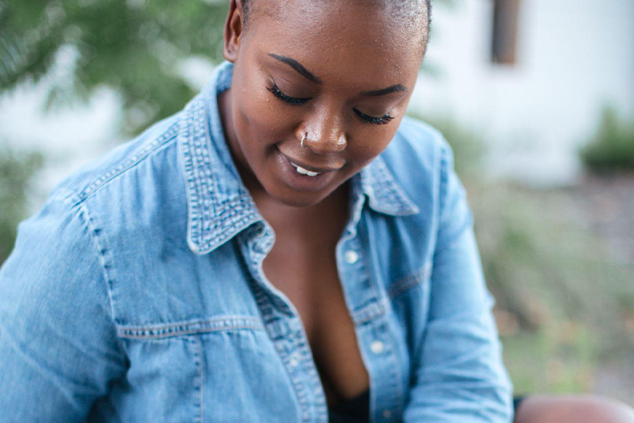 Женщина держит средство по уходу за волосами