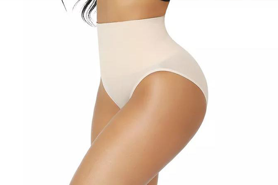 Mujer en ropa interior de cobertura total