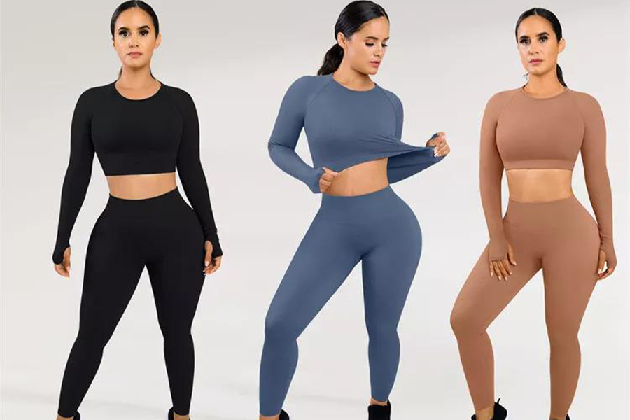 Mujer en top corto de manga larga y polainas