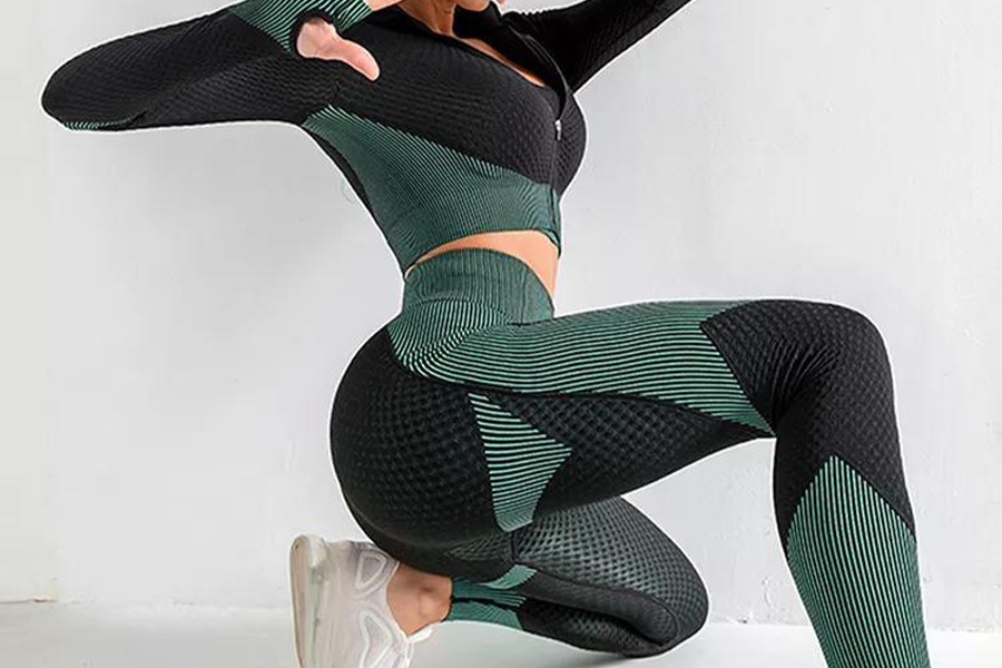 Mujer con top corto con cremallera y leggins