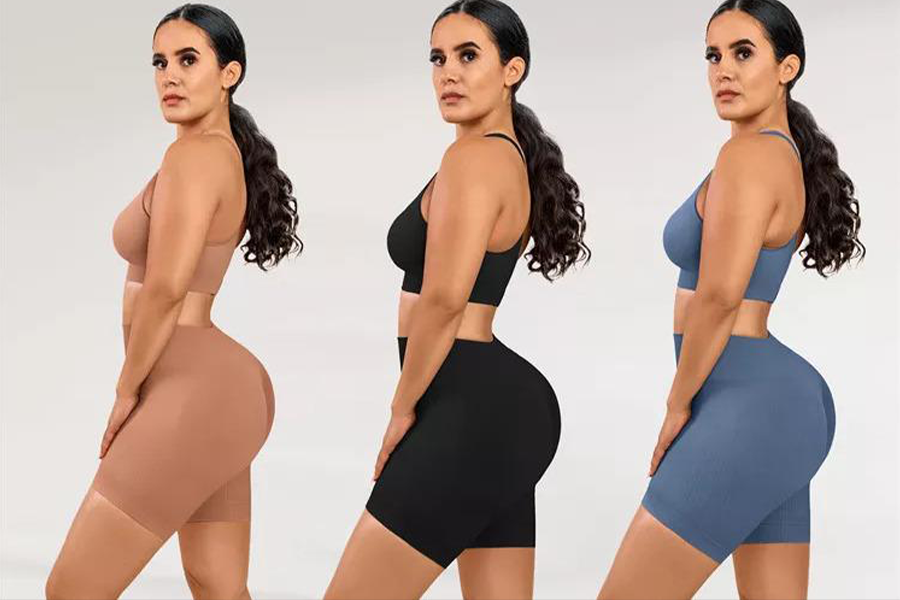 Mujer con top y pantalones cortos de ciclista conjunto de yoga