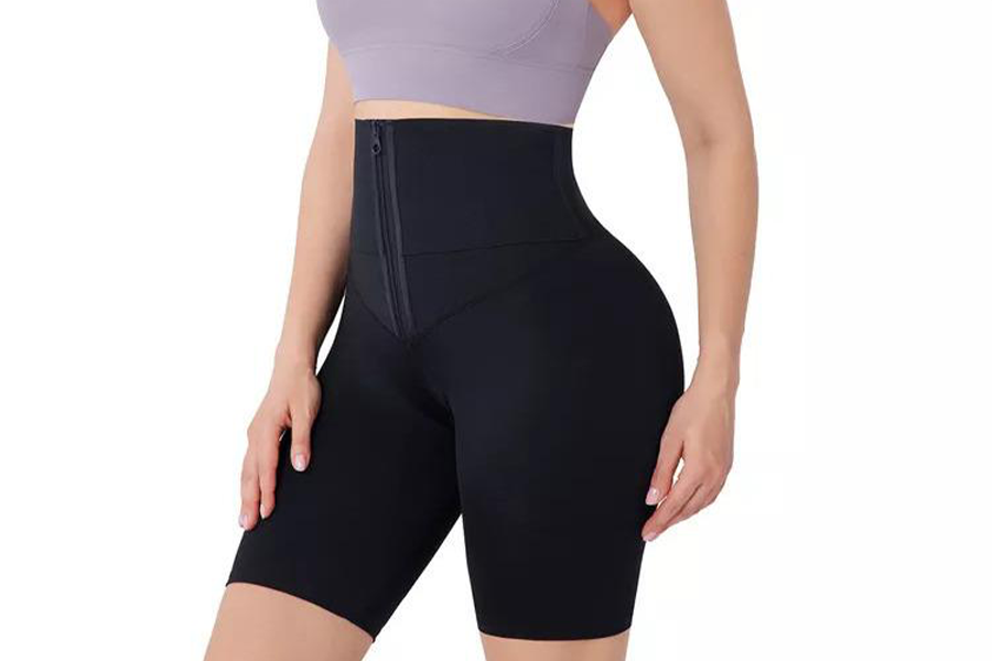 Mujer con blusas tonificantes de diferentes colores