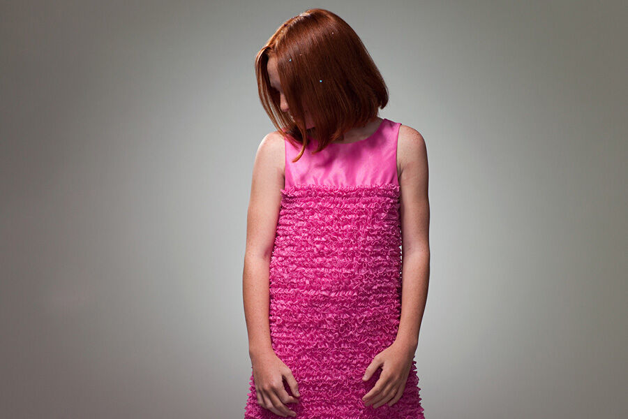 Mujer con un vestido rosa de tela fruncida