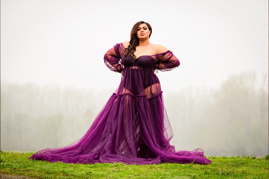 Mujer con un voluminoso vestido morado de tul