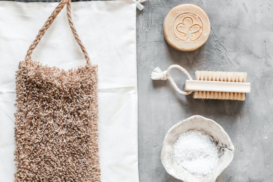 Ассорти экологически чистых средств для ванны на столе