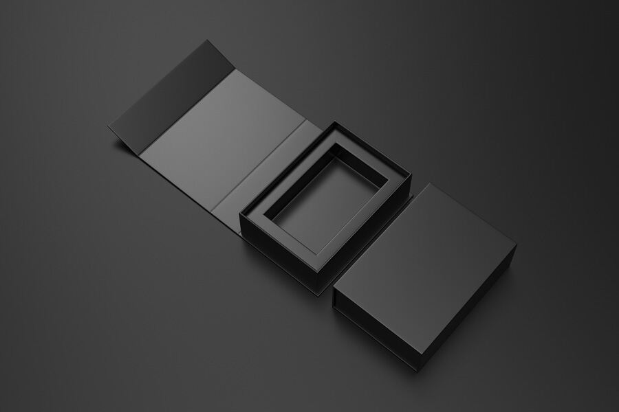 Пустая складная коробка на черном фоне