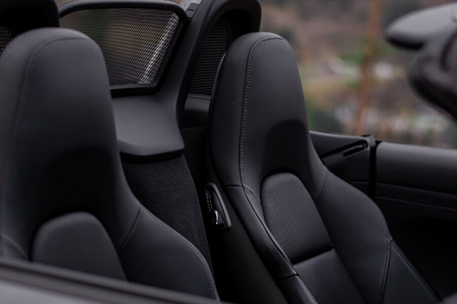 Чехлы для автомобильных сидений, обработанные тканью, препятствующей проливанию жидкости.