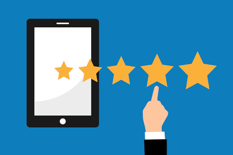 Потребитель выбирает четыре звезды в рамках обзора