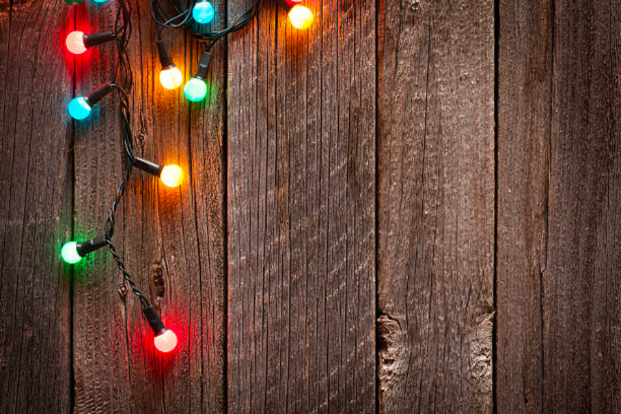 Luces navideñas multicolores sobre madera