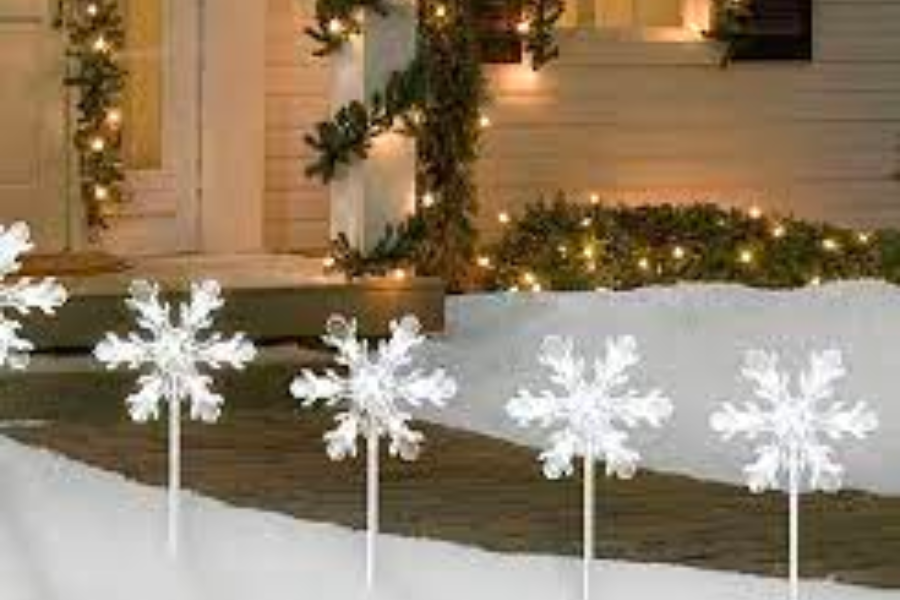 Luces de camino de copos de nieve en un patio delantero
