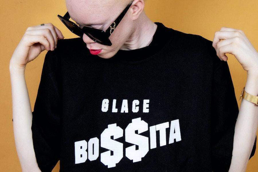 Женщина в черной футболке с рисунком