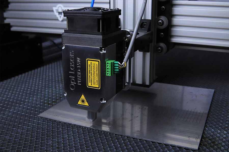 Станок для лазерной резки черного цвета