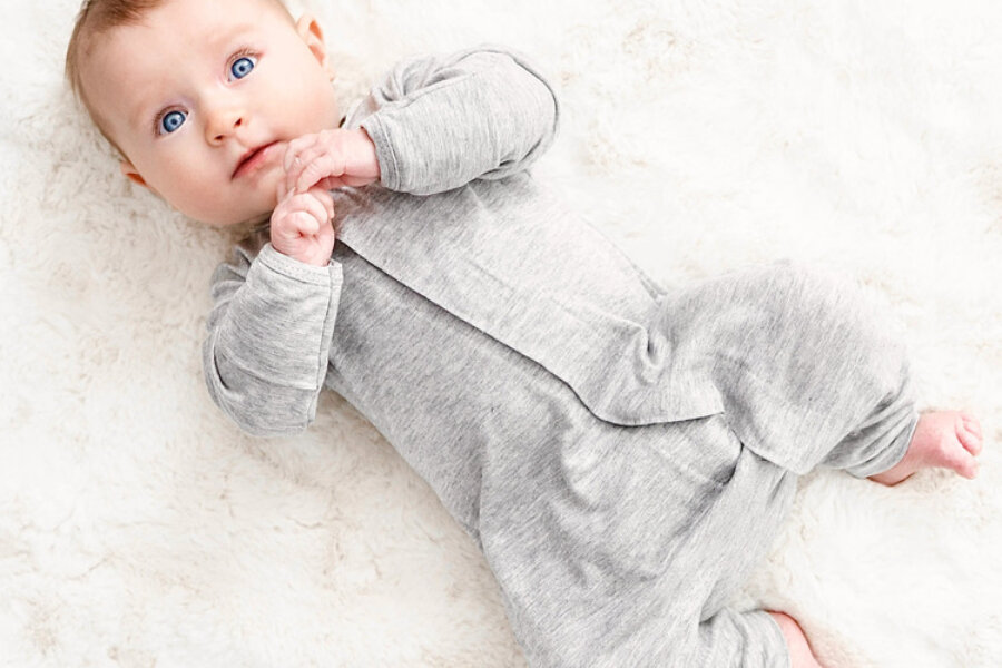 ребенок в комбинезоне для легкой смены подгузника