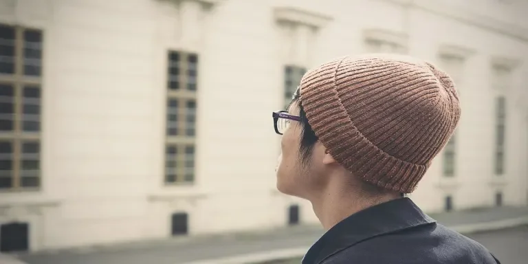 La guía definitiva para hombres sobre cómo usar un gorro.
