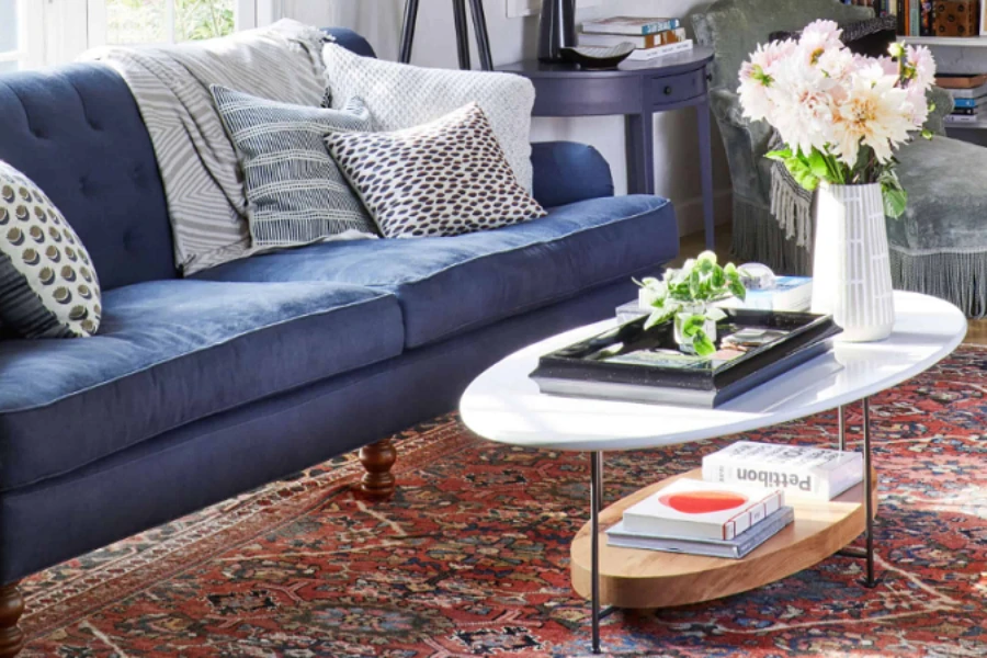 Un sofá azul English Club en una habitación espaciosa con una alfombra