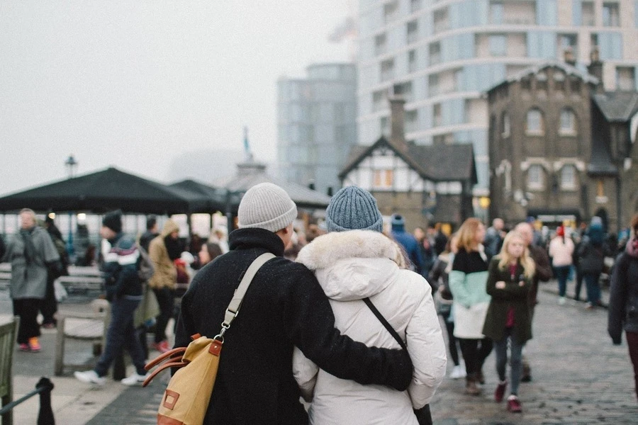 um casal fofo usando casacos e gorros