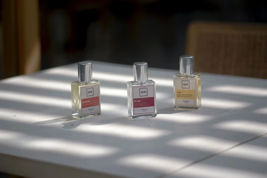 Birkaç minyatür seyahat boyu parfüm örneği