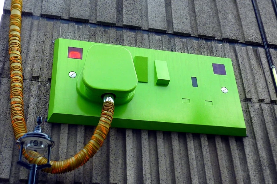 Un punto de carga verde en una pared gris