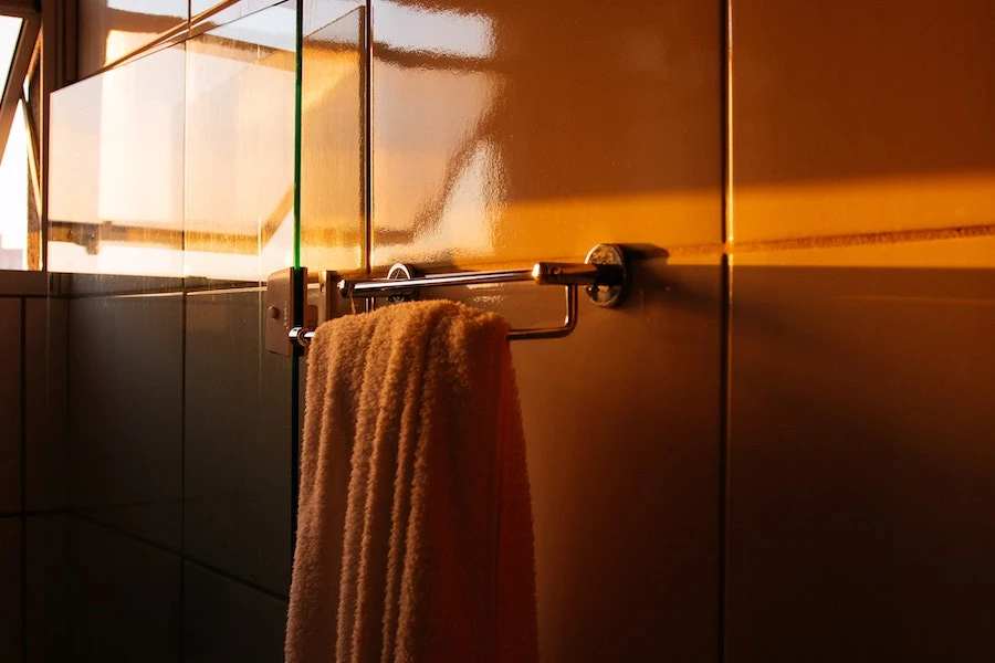 Rel handuk berpemanas dipasang di kamar mandi yang nyaman