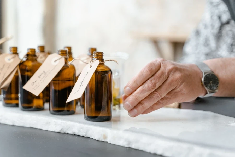 Una línea de botellas de perfume transparentes.