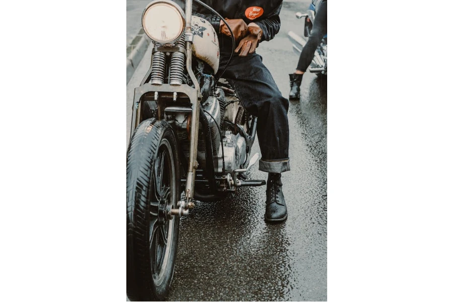 Ein Mann in schwarzen Jeans auf einem Motorrad
