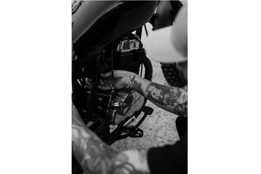 Мужчина ремонтирует мотоцикл