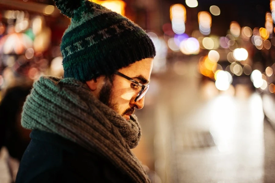 um homem usando um gorro e cachecol