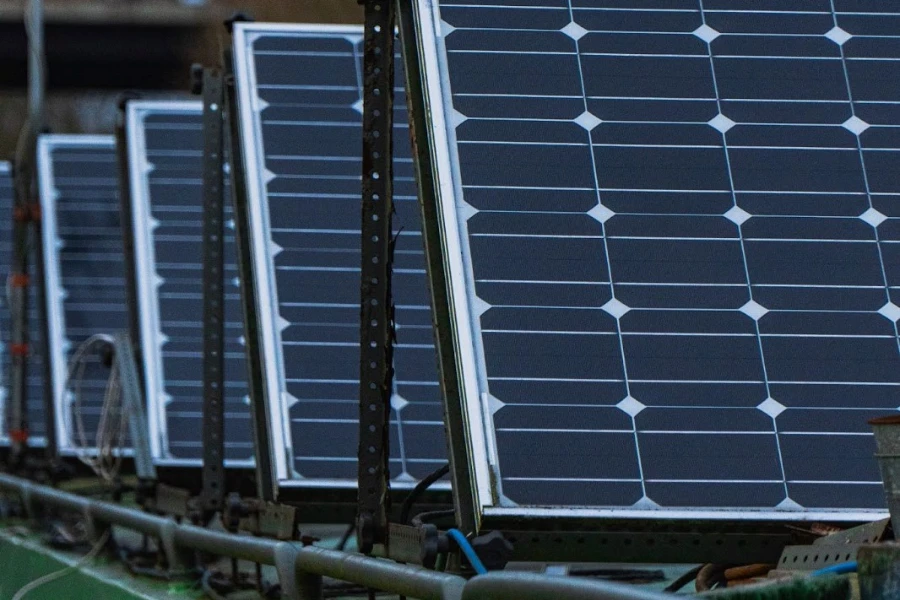 Um conjunto de painéis solares montados no solo