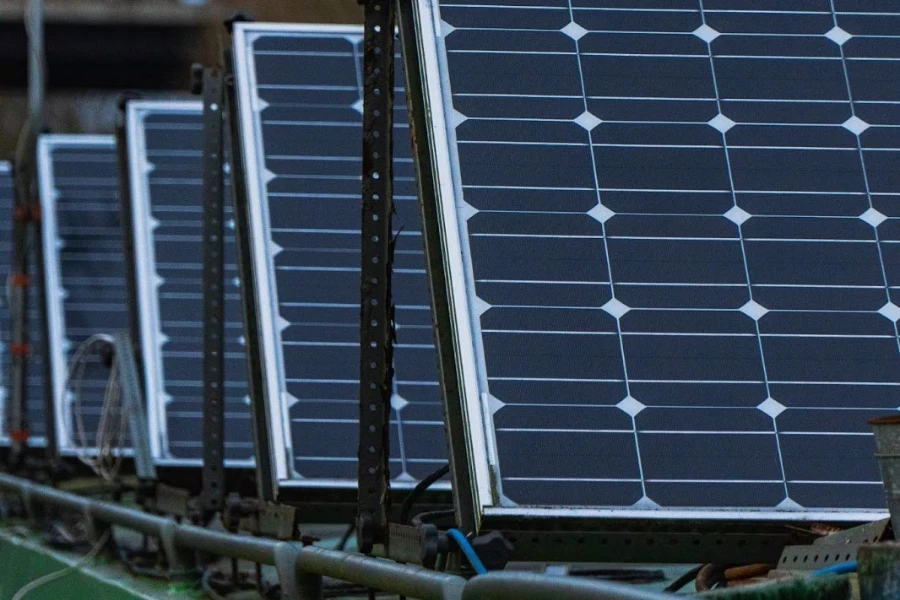 Satu set panel surya yang dipasang di tanah