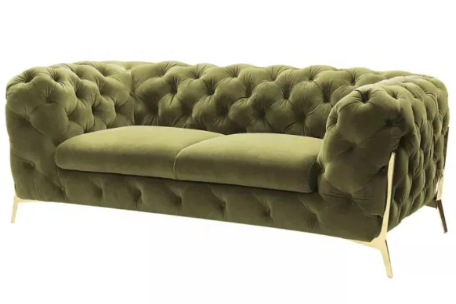 Un sofá Chesterfield de terciopelo verde de dos plazas