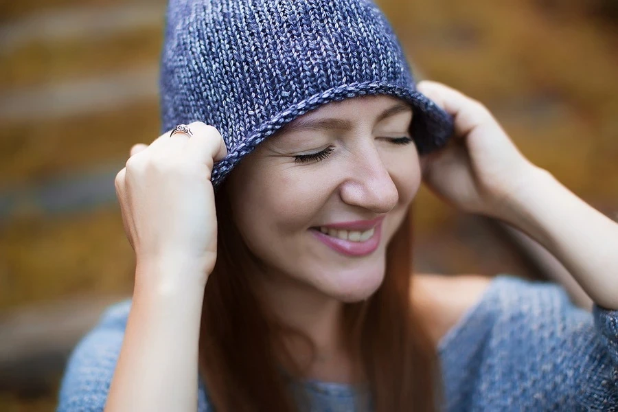 uma-mulher-usando-um-gorro-de-tricô