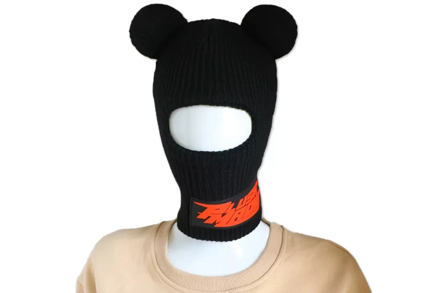 baş ve boyunda-kulaklı-logolu siyah kar maskesi