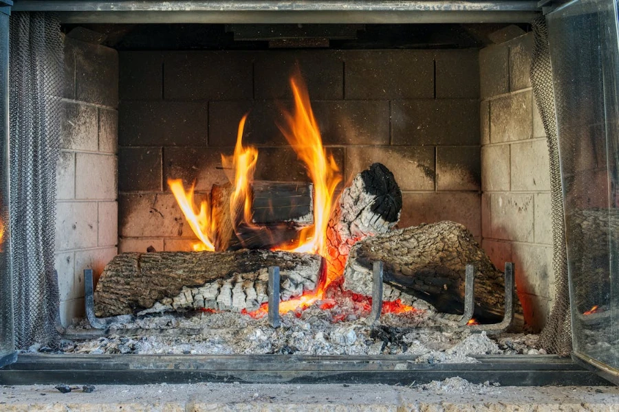 yerleşik vintage odun yanan şömine