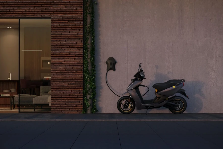 Elektrikli motosiklet yolda şarj oluyor