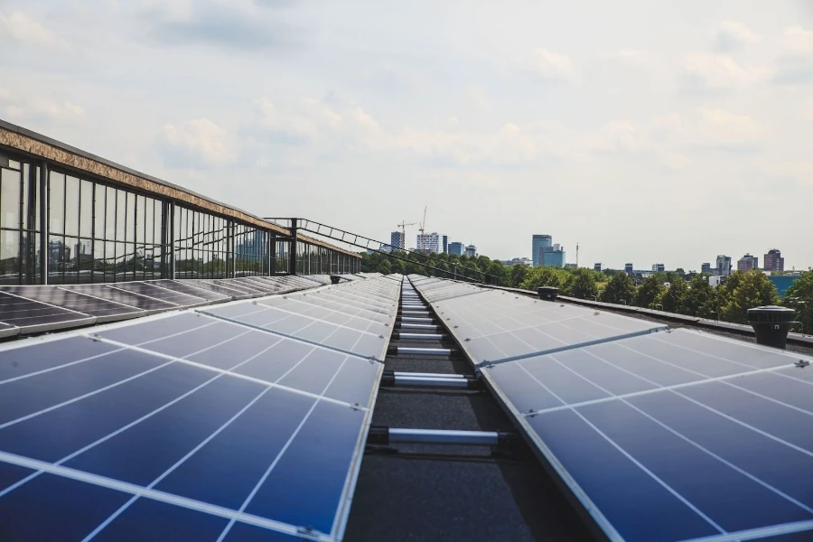Installazione solare su larga scala in una città