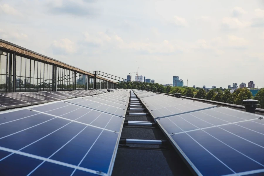 Large-scale solar set-up in a city