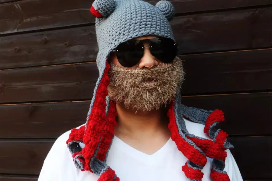 homme-portant-un-chapeau-au-crochet-en-forme-de-pieuvre