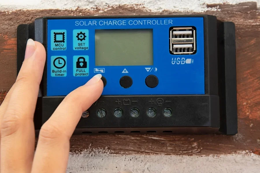 Mechanic using solar charge controller