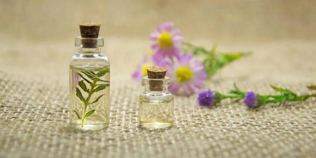 El perfume natural está hecho de ingredientes de origen vegetal.