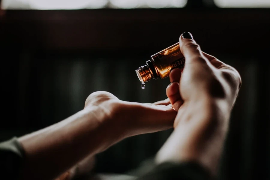 Perfume en un recipiente pequeño