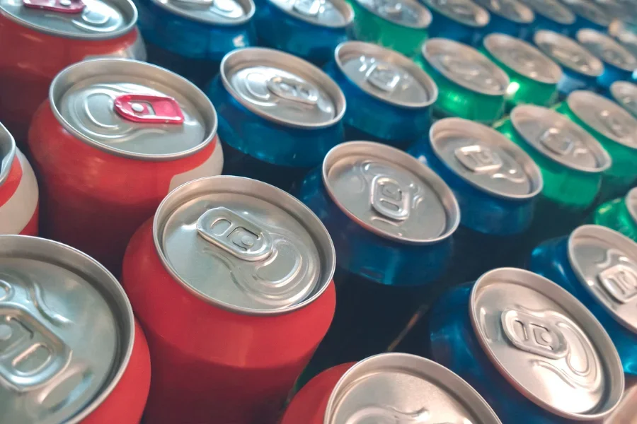 Ряды металлических банок с газировкой