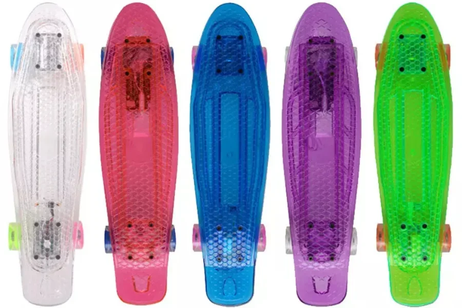 Selección de patinetas de plástico con características que brillan en la oscuridad