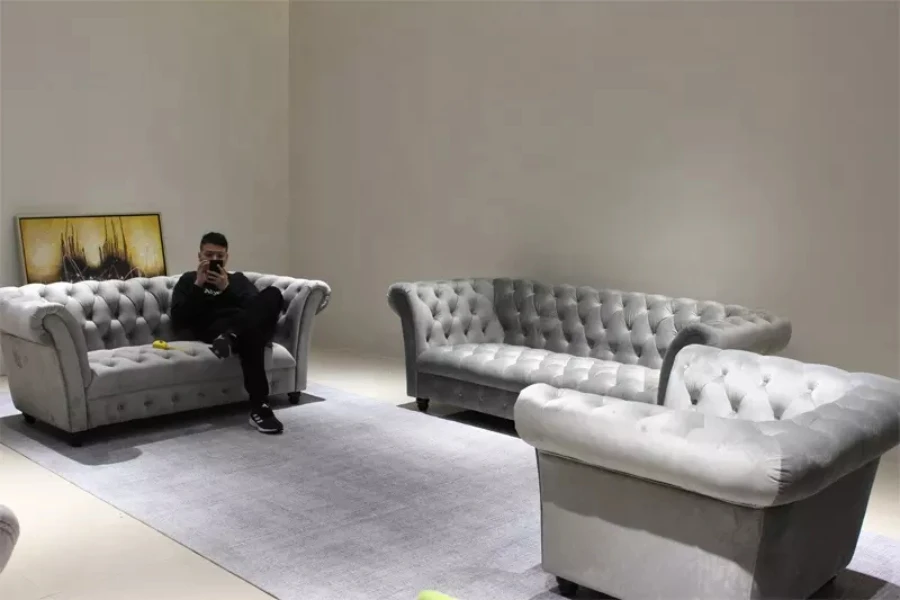 Tre classici divani Chesterfield in tessuto di velluto in un soggiorno