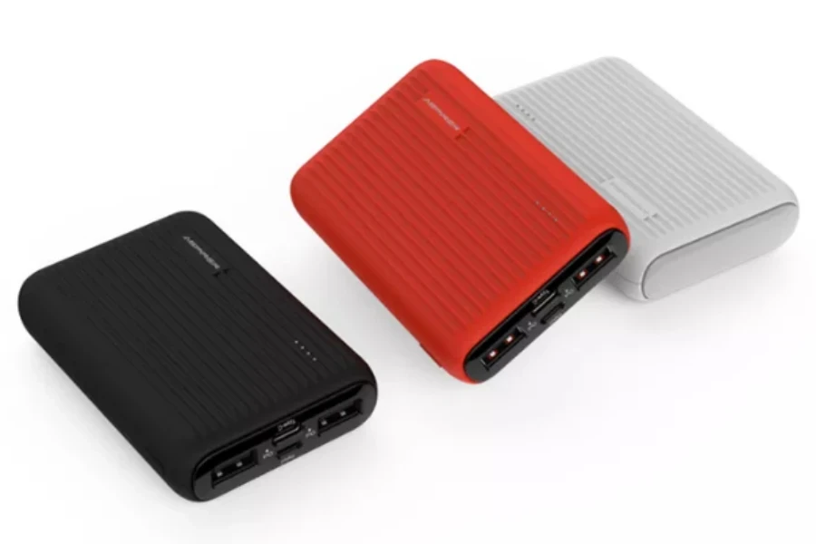 Tre mini power bank su uno sfondo bianco