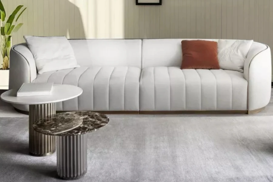 Трехместный итальянский современный бархатный диван и три декоративных подушки