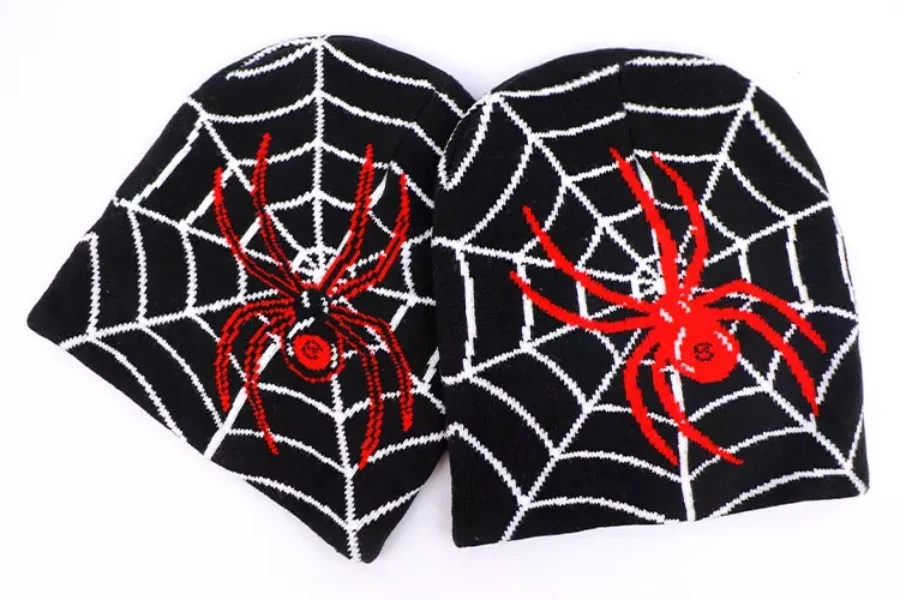 dois gorros pretos com aranha e teia impressa