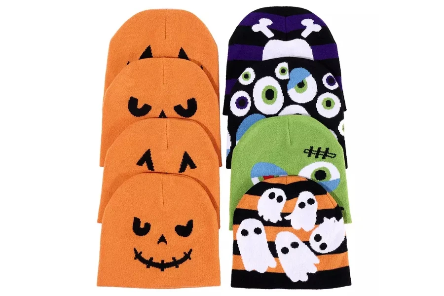 vari cappelli lavorati a maglia a tema Halloween con disegni sopra