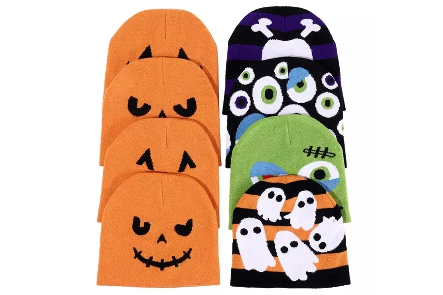 varios-gorros-de-tejido-con-temáticas-de-halloween-con-diseños-en-ellos