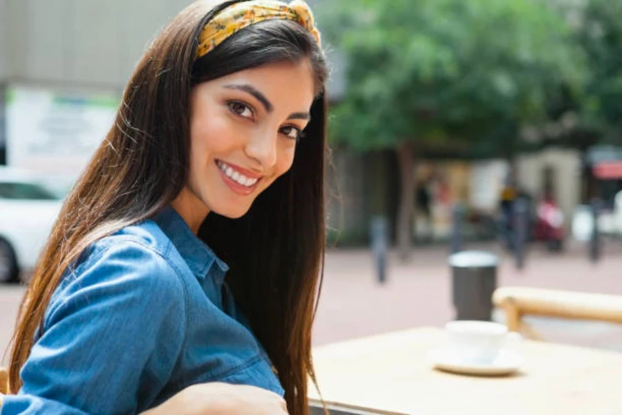 woman-wearing-a-knotted-headband